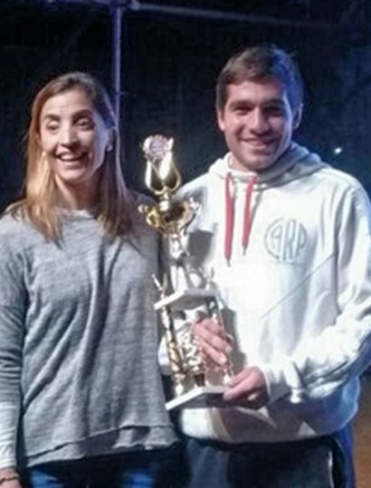 El ganador Agustín Gianella es premiado por la Dra. De Miguel