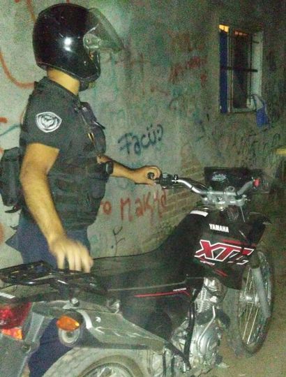 La moto Yamata XTZ recuperada por personal policial.