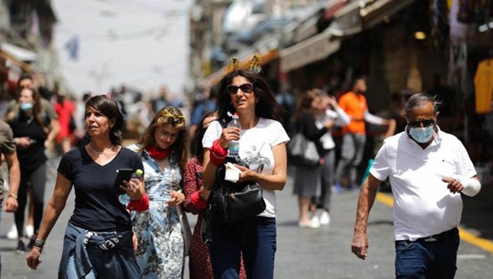Israel se quita los barbijos en espacios abiertos