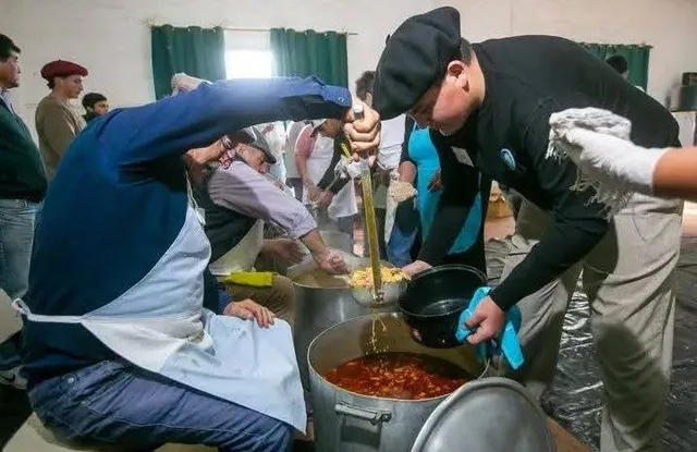 Preparativos para vivir el 25 de mayo con el tradicional locro de la Escuela Agraria