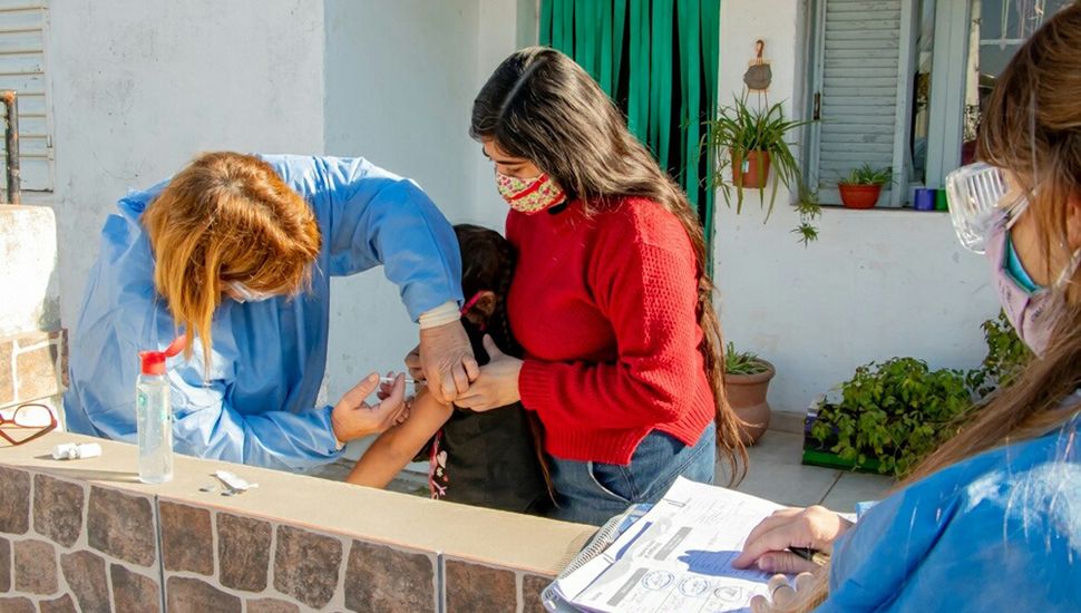 Se aplican vacunas del calendario nacional, en los barrios.