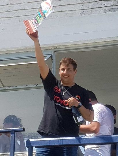 El juninense Gonzalo Alberti festeja el subcampeonato en Turismo Agrupado 1100 c.c.