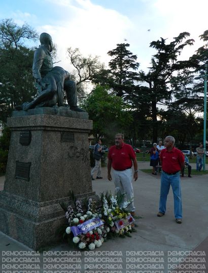 Dardo de Benedetto y Gabriel Brusco colocaron una ofrenda floral por el Auto Moto Club Junín.