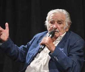 Colocan un stent en el esófago de Mujica