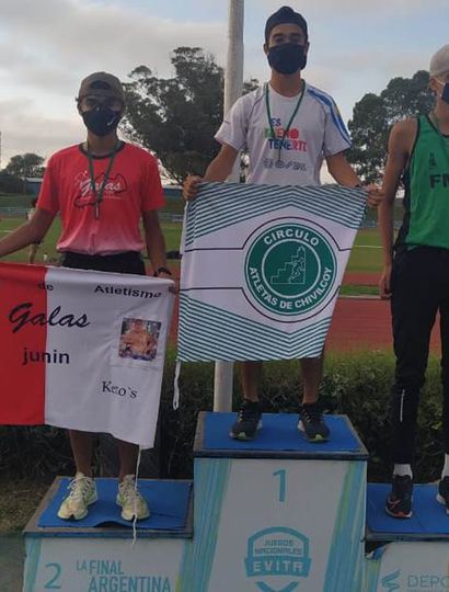 Uriel Muñoz (derecha) en el podio de la prueba de 1500 metros llanos, en la cual fue segundo y subcampeón provincial Sub-20, en Mar del Plata.