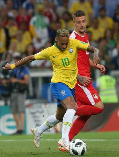 Neymar conduce un ataque de Brasil.