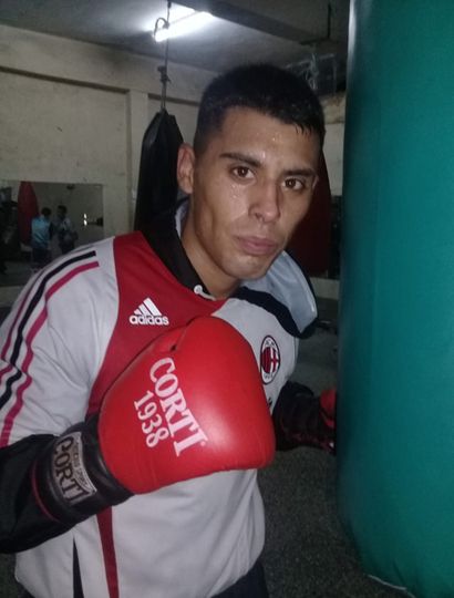 Agustín Burgos, ascendente valor local, cruzará guantes con el chacabuquense Luis Cardozo.