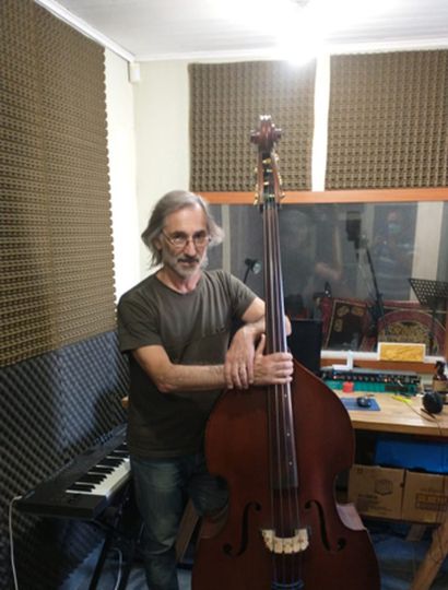 Raúl Paulucci está terminando la tecnicatura en contrabajo. También toca la guitarra, los teclados y el bajo.