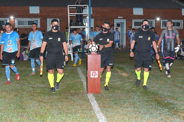 La terna arbitral, encabezada por Joel Rivero.