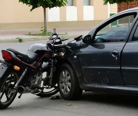Dos heridas en un choque entre auto y moto