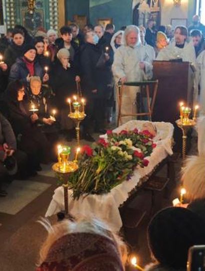 El cuerpo del opositor ruso Navalny, durante el funeral en la iglesia de la madre de Dios.