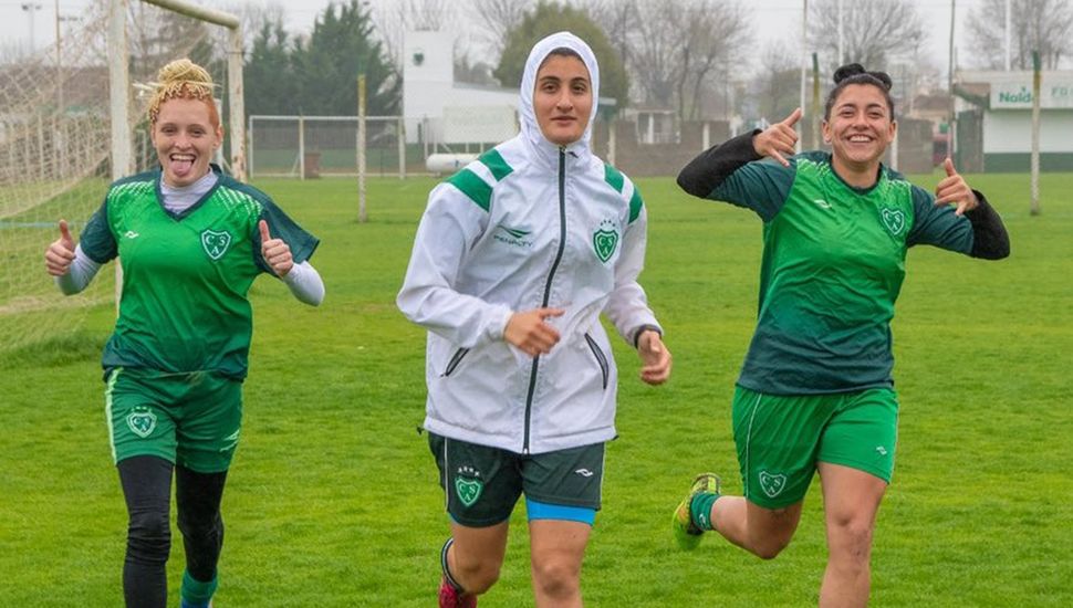 El equipo de fútbol femenino de Sarmiento entrenó ayer bajo la lluvia.