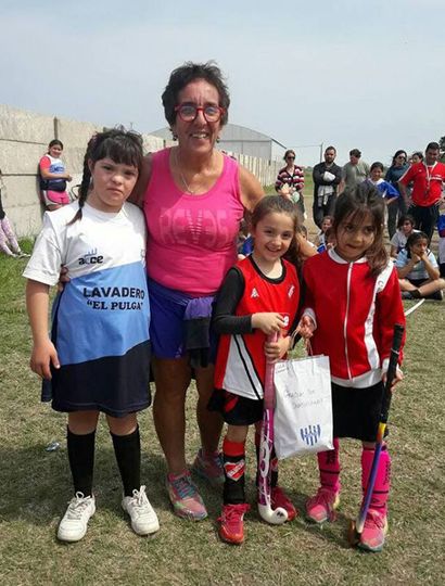 Marisa Fauez junto a sus alumnos.