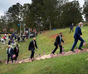 Biden va por los republicanos y Trump busca a los pendulares