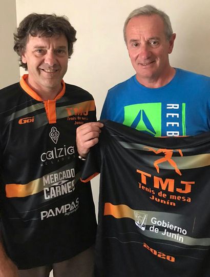 El profesor Daniel Bergamini (izquierda) y el director de Deportes municipal, Claudio Yópolo, al presentar la camiseta oficial.