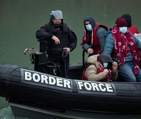 Francia eleva la tensión por la crisis migratoria con el Reino Unido