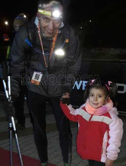 Juan Policastro con su hija Uma, tras llegar a la meta.