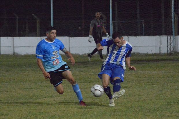 El juego por las bandas, la principal apuesta del Aviador en la cancha de Defensa.