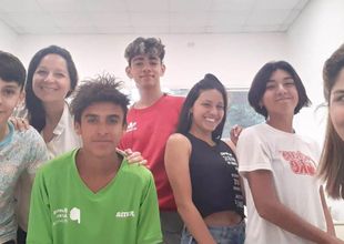 Las psicólogas sociales y los juveniles atletas de "Galas" durante una reunión en el complejo "General San Martín".