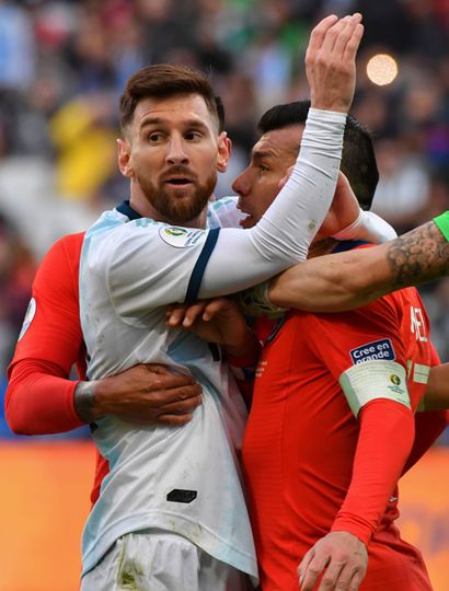 Lionel Messi y Gary Medel se cruzan, luego vieron la roja.