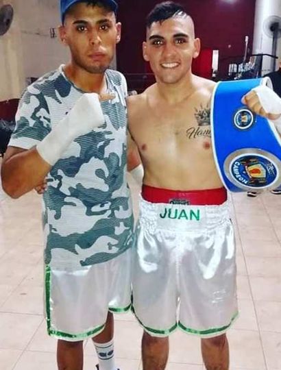 Agustín y Juan Andrés Burgos, protagonistas de las peleas de semifondo de esta noche en el Club Ambos Mundos ante rivales del Tigre.