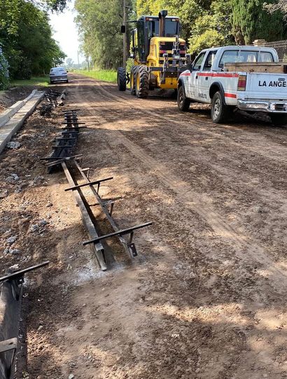 Avanzan los trabajos de cordón cuneta en la vía pública