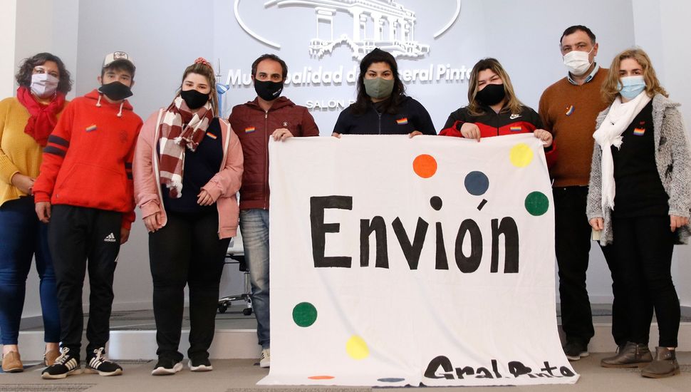Los jóvenes del Programa Envión, junto al intendente, Jorge