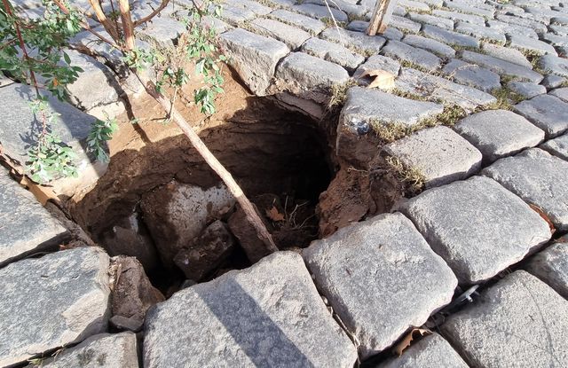 Se abrió un pozo en plena calzada