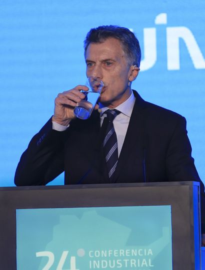 Mauricio Macri soporta un mal trago por la disparada del dólar y la estampida de precios que hace imparable la inflación.