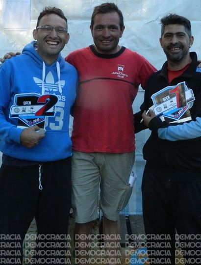 Podio de Open: Gabriel Alonso y el ganador, Lucas Ovide, con el presidente del JMC, Ricardo Rosetti.