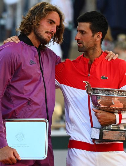 Novak Djokovic (derecha) dialoga con su vencido, el griego Stéfanos Tsitsipas, al que derrotó luego de  cinco intensos sets.