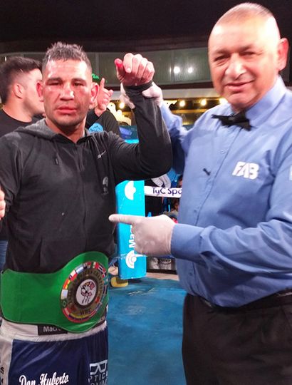 El mercedino Walter Sequeira es declarado ganador de la pelea ante Facundo Galovar, por puntos en fallo dividido.