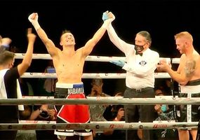 "Maravilla" Martínez noqueó a un limitado rival en su regreso