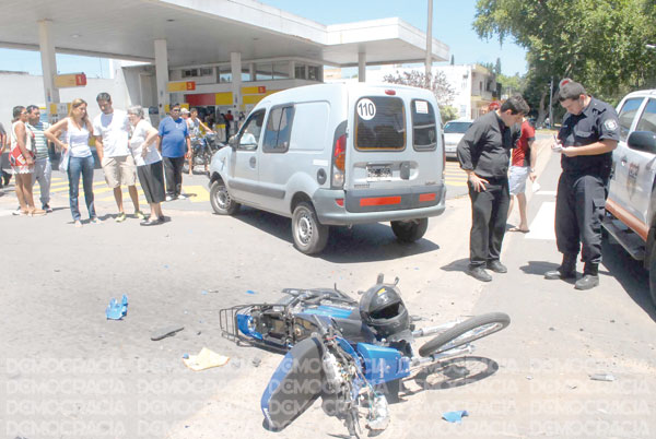 Un joven herido al chocar una moto y una camioneta • Diario Democracia