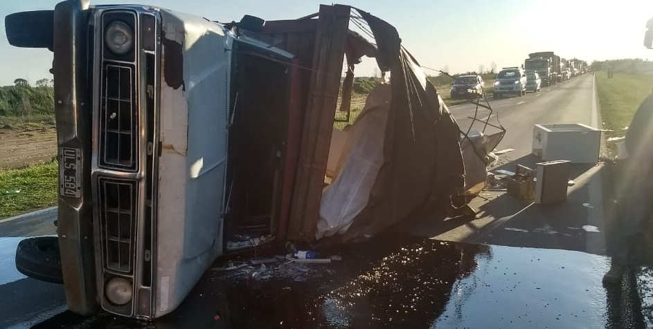 Volcó una camioneta en Ruta 7 • Diario Democracia