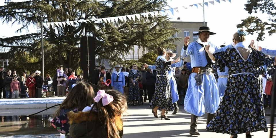 Fiesta patria en la plaza de 9 de Julio