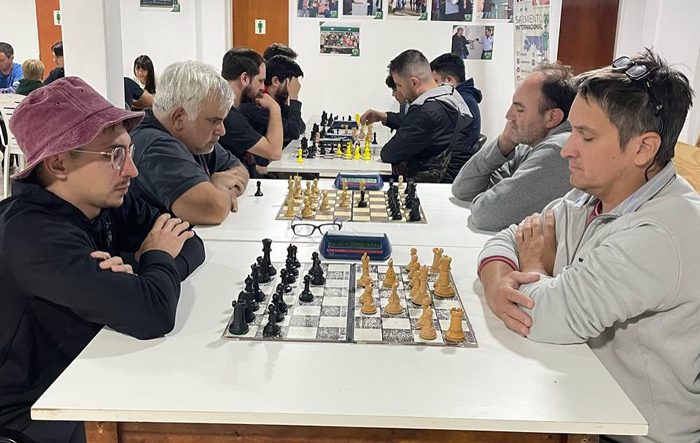 Santiago Cazaux encabeza el certamen de ajedrez que se juega en el Club ...