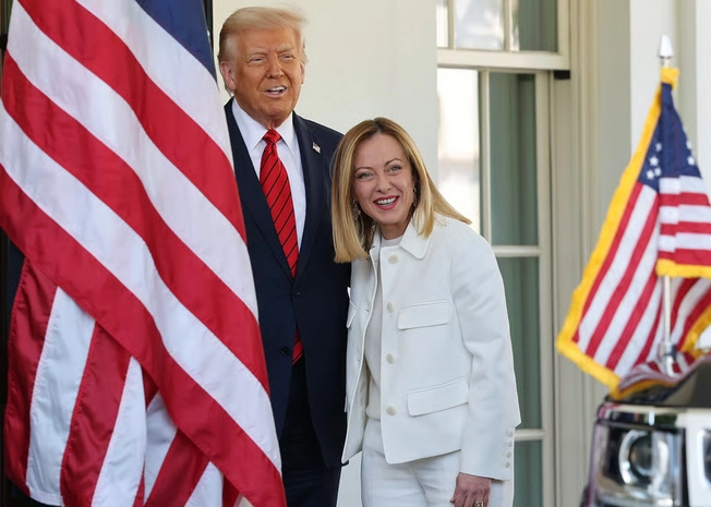 Trump renovó críticas al papa y apuntó a Meloni