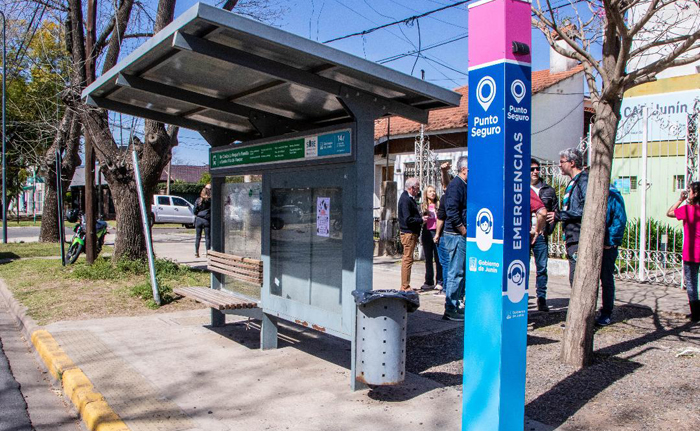 Tareas de mantenimiento en las paradas de colectivos