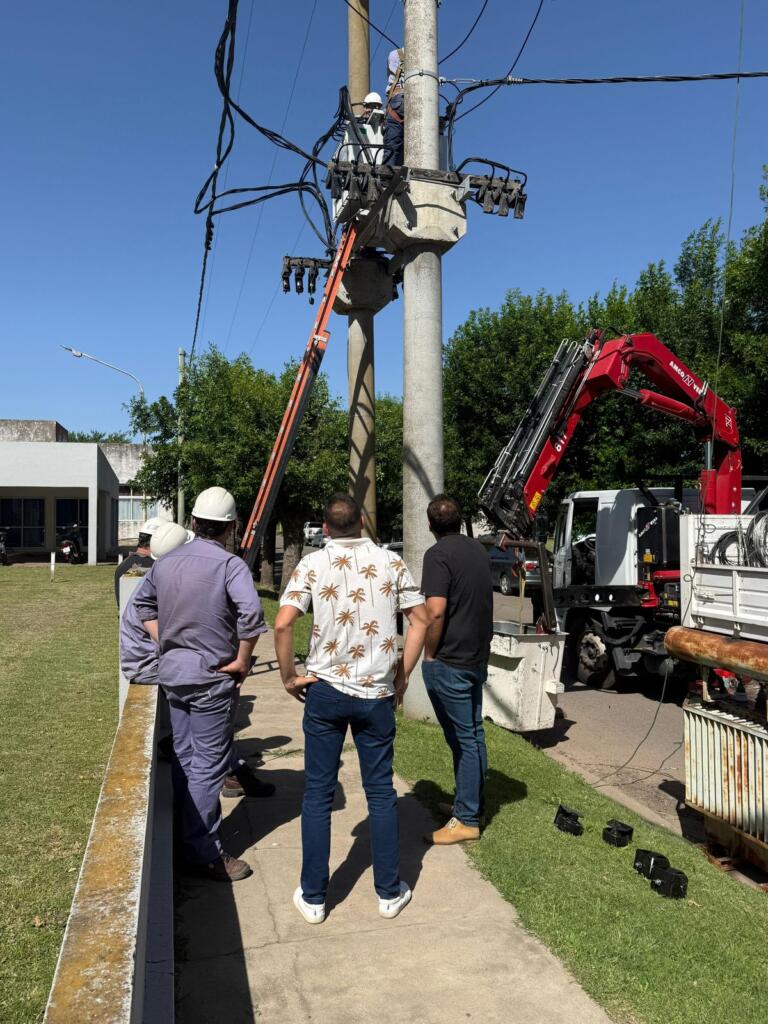 Realizan trabajos para optimizar el servicio eléctrico • Diario Democracia
