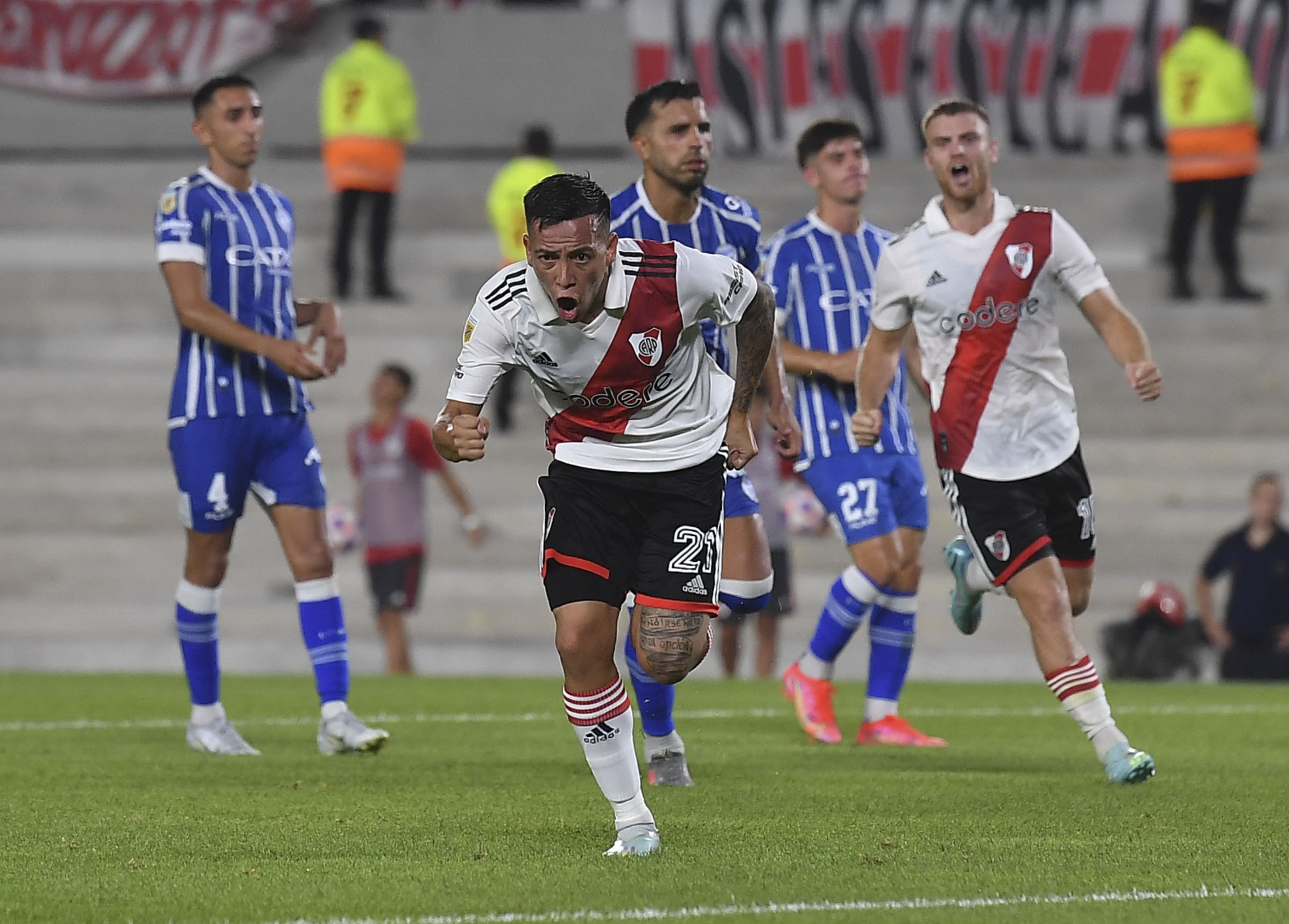 River Plate goleó a Independiente en el Más Monumental y recuperó el  liderazgo