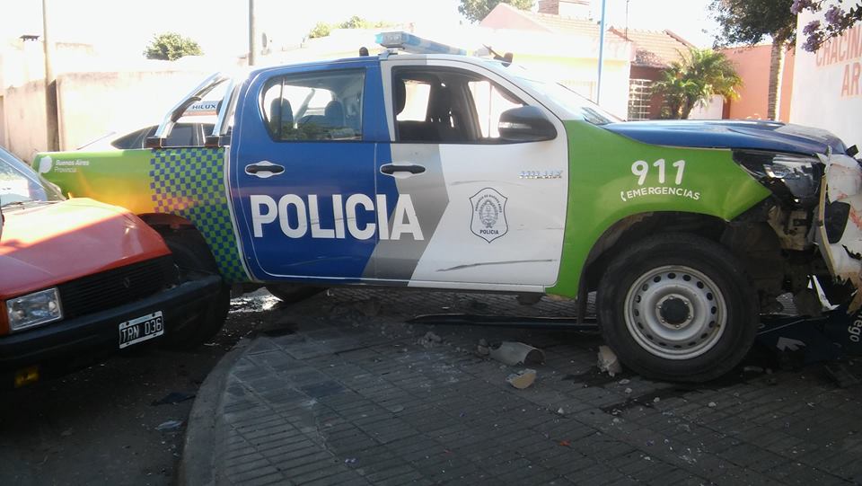 Violento choque entre un auto y un patrullero en Rojas • Diario Democracia