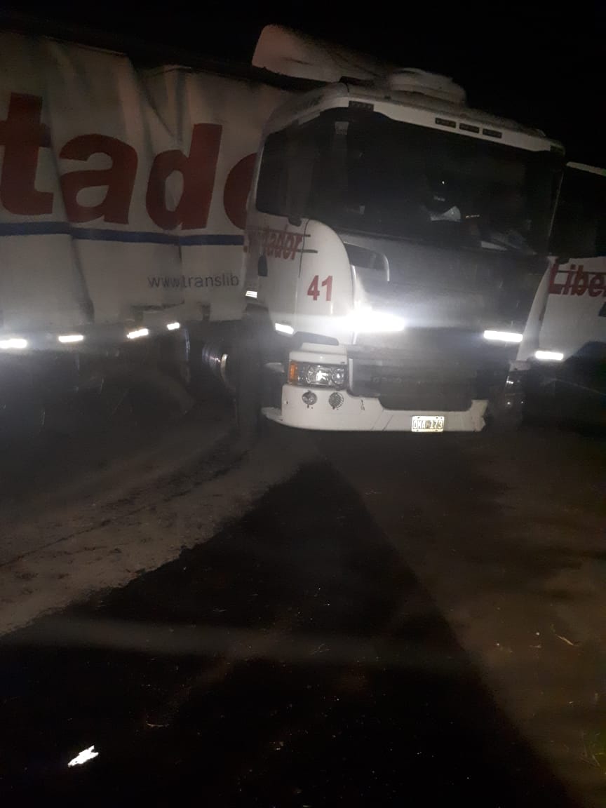 Violento choque entre un auto y un camión en la Ruta 7 • Diario Democracia