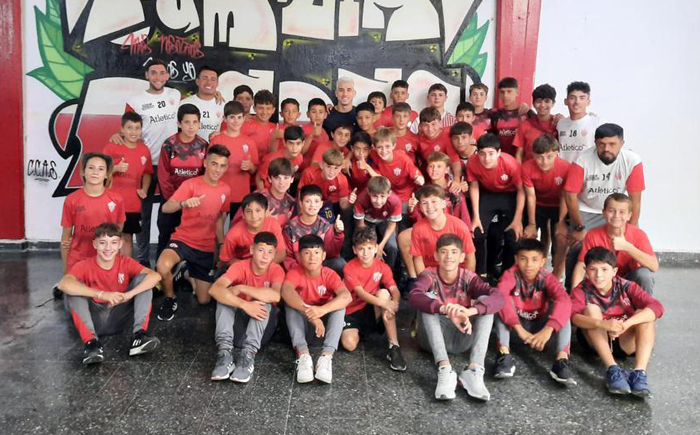 Futbolistas de divisiones inferiores de Rivadavia de Lincoln visitaron el Club  Estudiantes de La Plata • Diario Democracia