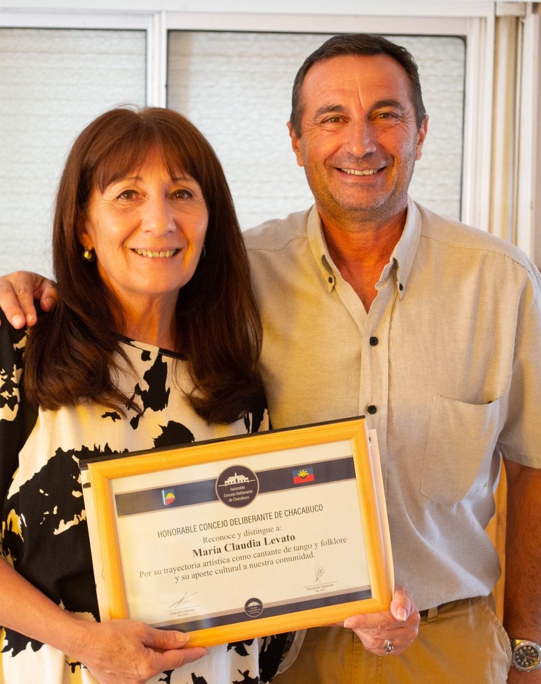 Claudia Levato junto a César Lucci, delegado del pueblo