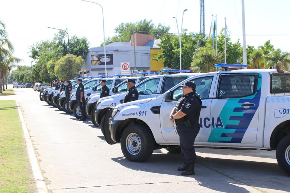 Móviles policiales en General Pinto