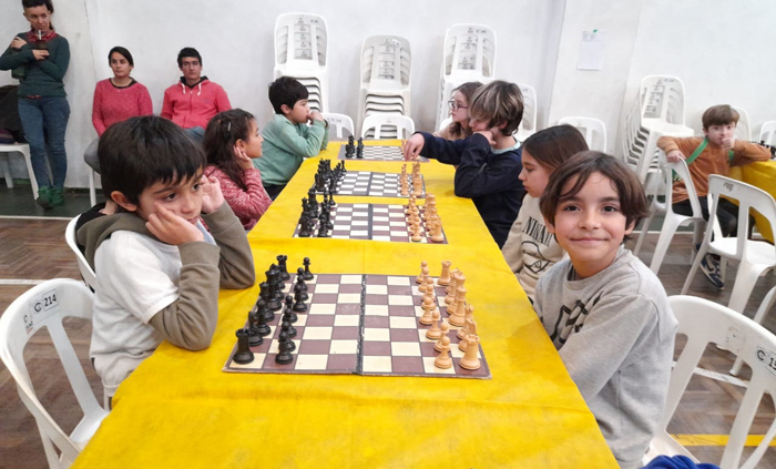 La escuela de ajedrez de Villa Martelli, un ícono del barrio hace más de 40  años