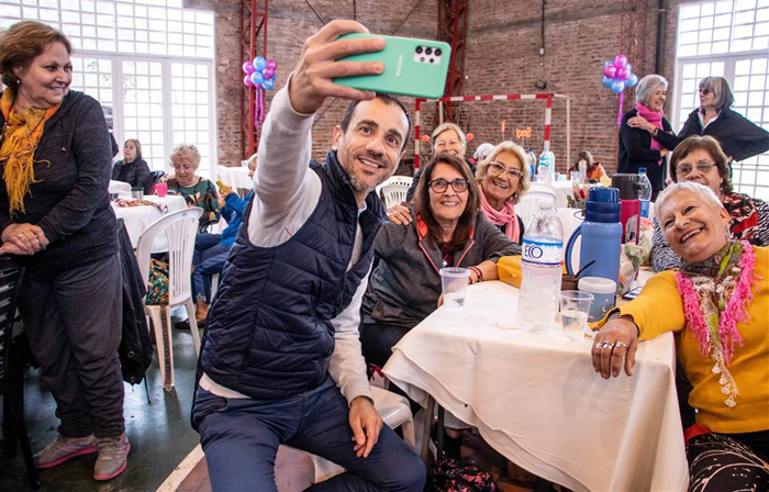Cientos de adultos mayores celebraron el Día del Jubilado junto al ...