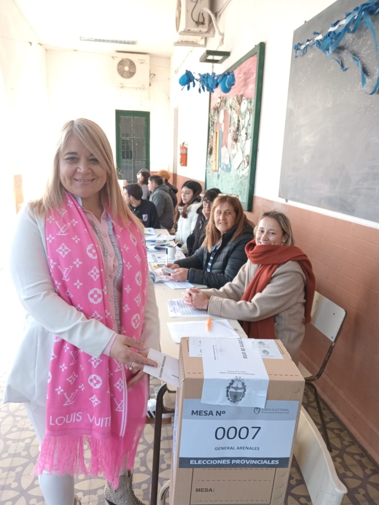La candidata María Elisa Gilardoni ya votó en General Arenales