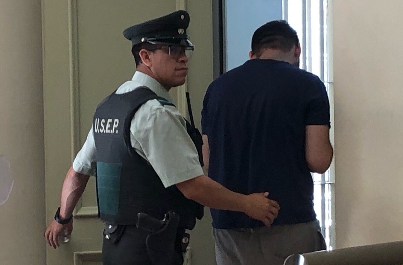 Traficante armado con droga y dinero descubierto en ruta 5 Sur